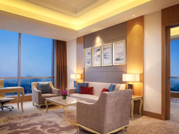 DoubleTree by Hilton Guangzhou-Free Shuttle Bus to Canton Fair Complex & Overseas Buyer Registration Services during Canton Fair Period : photo 4 de la chambre suite king exécutive avec accès au salon