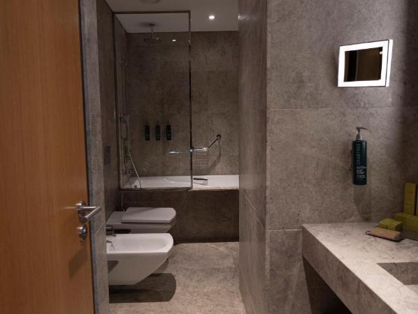 DoubleTree by Hilton Istanbul-Avcilar : photo 4 de la chambre chambre king premium avec vue sur le lac 
