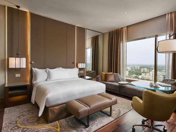 Conrad Pune : photo 4 de la chambre suite de luxe avec accès au salon exécutif