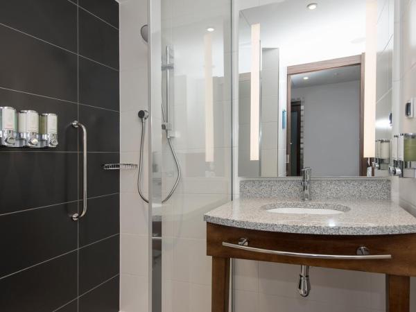 Hampton By Hilton Poznan Old Town : photo 1 de la chambre chambre familiale communicante avec canapé-lit et vue