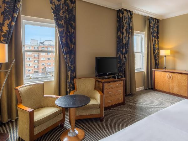 Hilton London Paddington : photo 4 de la chambre suite lit queen-size avec accès au salon