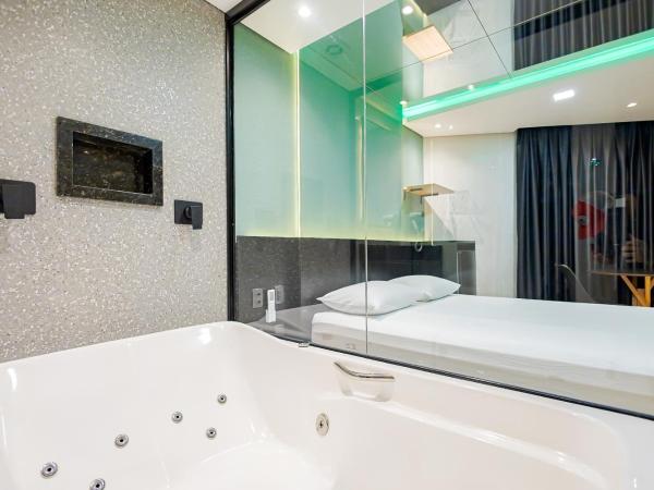 Drops Express Motel Curitiba : photo 4 de la chambre studio avec baignoire spa
