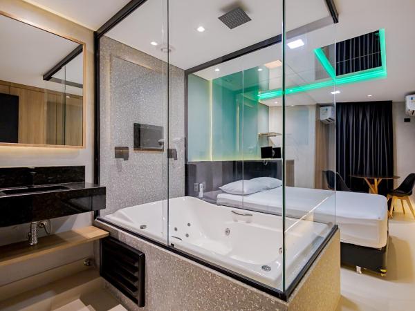Drops Express Motel Curitiba : photo 3 de la chambre studio avec baignoire spa