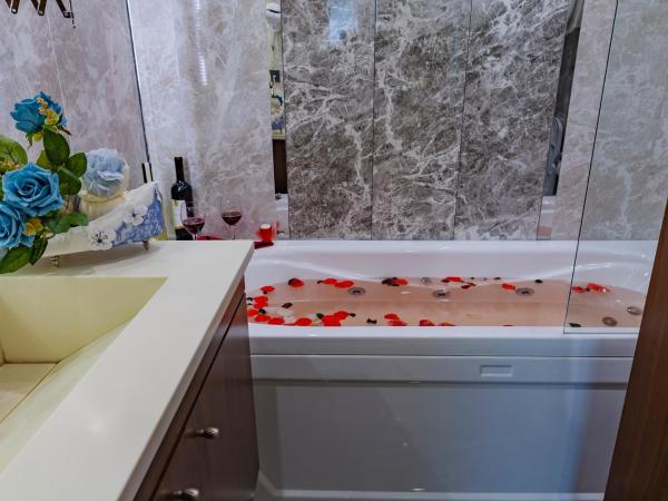 Lord Morgan & Exclusive Design Cihangir : photo 10 de la chambre chambre lit queen-size avec baignoire spa