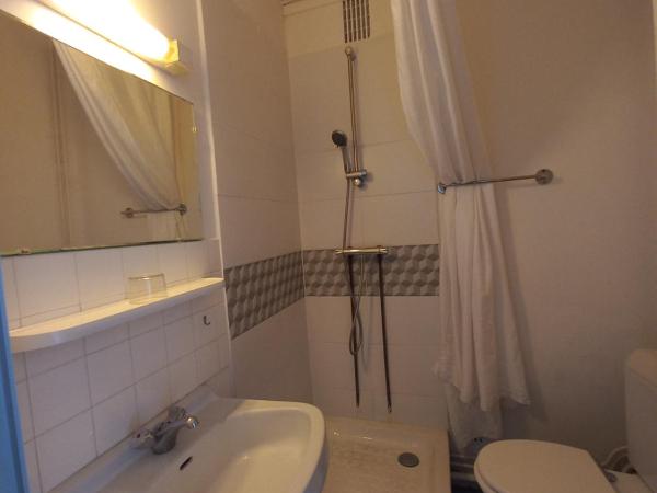 Hôtel Labat : photo 3 de la chambre chambre lits jumeaux avec salle de bains privative