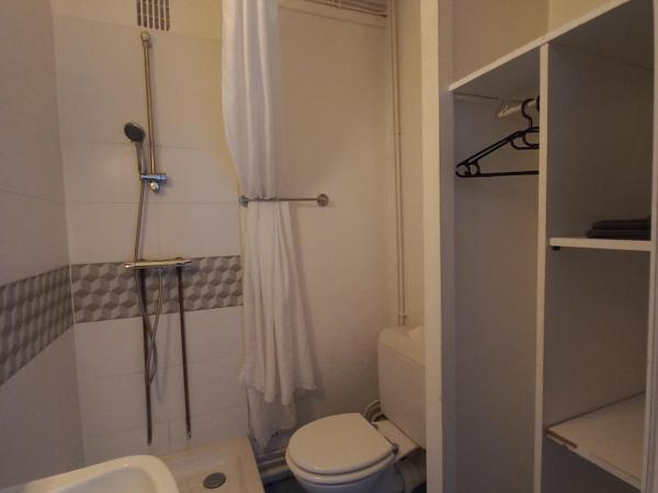 Htel Labat : photo 4 de la chambre chambre lits jumeaux avec salle de bains privative