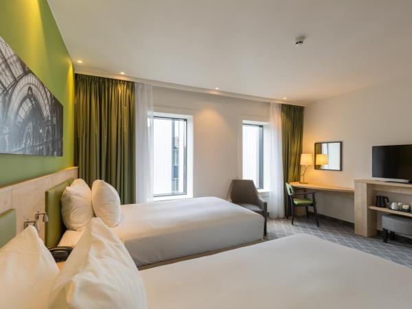 Hampton By Hilton Antwerp Central Station : photo 3 de la chambre chambre lits jumeaux avec canapé-lit