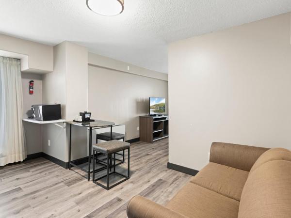 Travelodge Hotel by Wyndham Saskatoon : photo 3 de la chambre suite lit king-size avec kitchenette - non-fumeurs