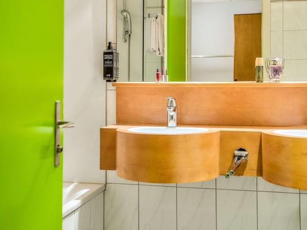 ibis Styles Luzern : photo 9 de la chambre chambre lits jumeaux standard avec canapé