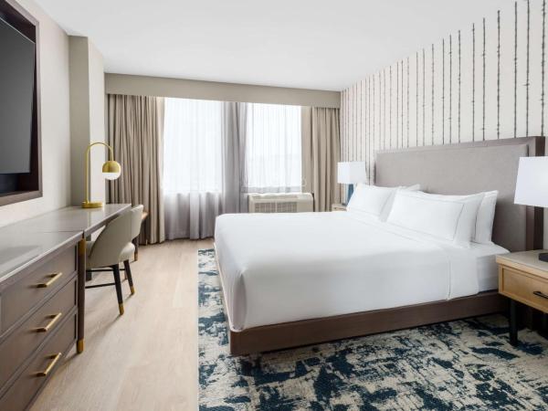 DoubleTree by Hilton Charlotte City Center : photo 1 de la chambre chambre lit king-size deluxe avec baignoire - accessible aux personnes à mobilité réduite