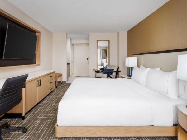 DoubleTree by Hilton Charlotte City Center : photo 1 de la chambre chambre lit king-size