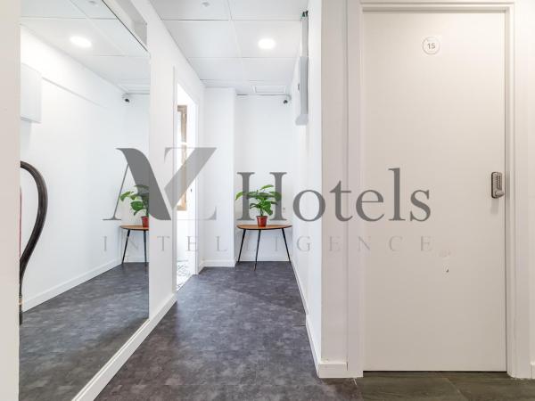 AYZ Ulises - Auto check-in property : photo 8 de la chambre chambre double avec salle de bains privative - demi sous-sol