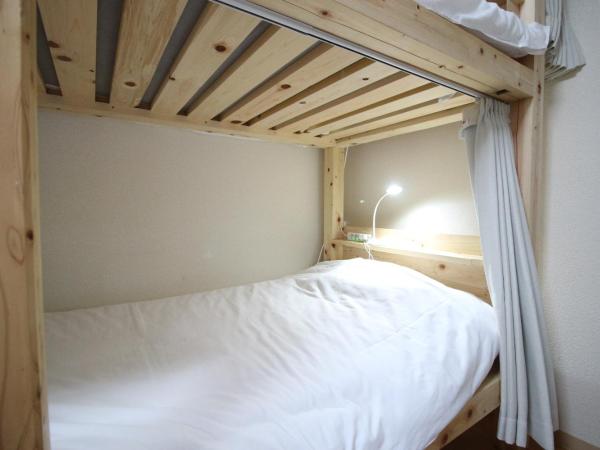 Glocal Nagoya Backpackers Hostel : photo 4 de la chambre chambre quadruple avec salle de bains commune