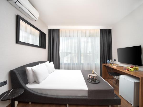 Nish Suites Atasehir : photo 8 de la chambre chambre double avec balcon