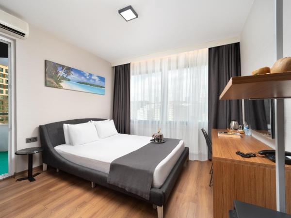 Nish Suites Atasehir : photo 10 de la chambre chambre double avec balcon
