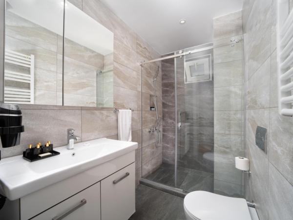 Nish Suites Atasehir : photo 5 de la chambre chambre double avec balcon