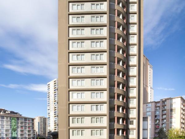 Nish Suites Atasehir : photo 4 de la chambre chambre double avec balcon