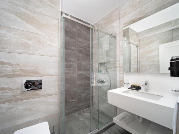 Nish Suites Atasehir : photo 3 de la chambre chambre double avec balcon