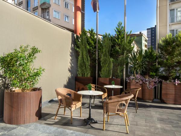 Nish Suites Atasehir : photo 1 de la chambre chambre double avec balcon