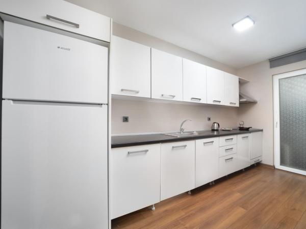 Nish Suites Atasehir : photo 10 de la chambre suite lit king-size avec balcon