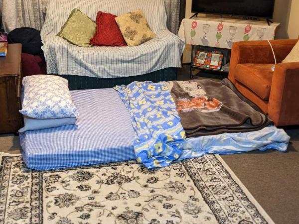 #BIDWILL GARDENS ON MIDDLETON# Private Room King Size Bed OR Open Lounge Room Floor Mattress SHARED Bathroom FREE Kitchen Essentials Fast NBN WIFI HDTV KAYO Sports Youtube FREE Laundry Facilities Transportation and Meal Services Available On Request : photo 4 de la chambre chambre familiale avec salle de bains commune