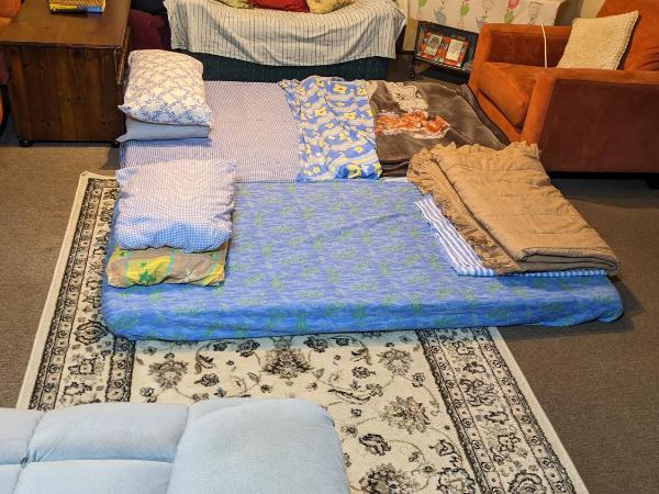 #BIDWILL GARDENS ON MIDDLETON# Private Room King Size Bed OR Open Lounge Room Floor Mattress SHARED Bathroom FREE Kitchen Essentials Fast NBN WIFI HDTV KAYO Sports Youtube FREE Laundry Facilities Transportation and Meal Services Available On Request : photo 3 de la chambre chambre familiale avec salle de bains commune