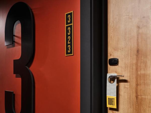 TRIBE Hôtel Le Touquet : photo 3 de la chambre suite confort tribu avec 1 lit double et 1 canapé