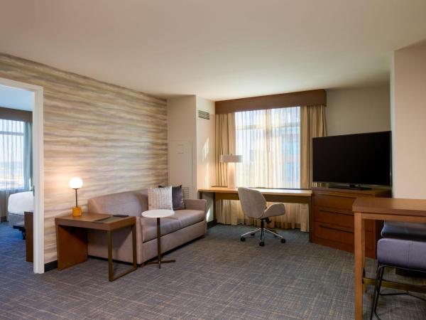 Residence Inn Arlington Capital View : photo 1 de la chambre suite 1 chambre lit king-size avec canapé-lit