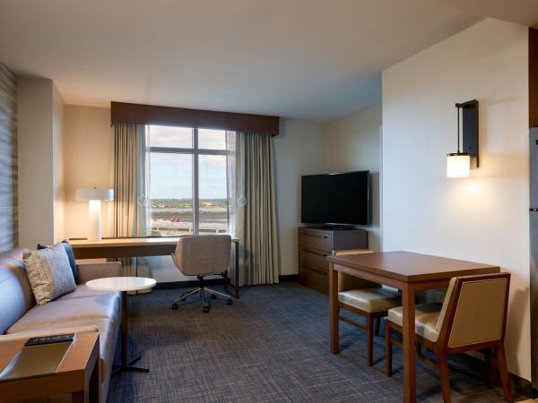 Residence Inn Arlington Capital View : photo 2 de la chambre suite 1 chambre lit king-size avec canapé-lit - vue sur ville
