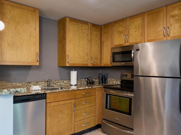 Residence Inn Arlington Capital View : photo 2 de la chambre suite 1 chambre lit king-size avec canapé-lit