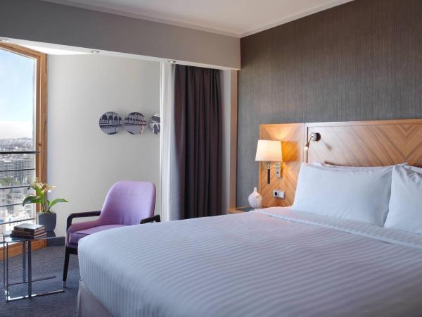 Paris Marriott Rive Gauche Hotel & Conference Center : photo 4 de la chambre suite hemingway lit king-size avec accès au salon exécutif et connexion wi-fi