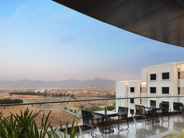 JW Marriott Hotel Muscat : photo 9 de la chambre chambre exécutive avec 2 lits doubles et accès au salon 24h/24