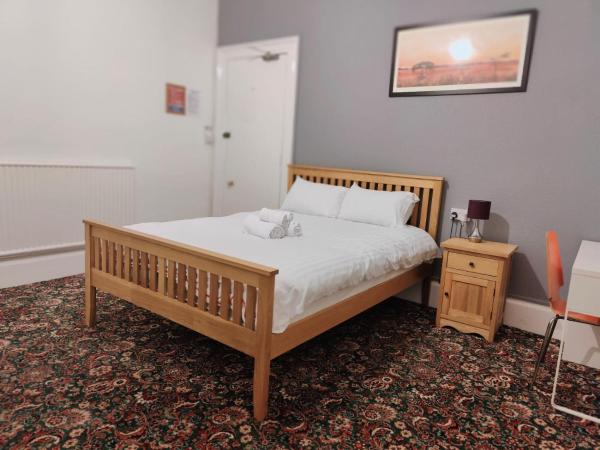 Aaran Central Guesthouse : photo 1 de la chambre chambre double avec salle de bains commune