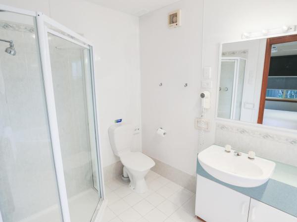 BIG4 Melbourne Holiday Park : photo 5 de la chambre one bedroom spa cottage (2 berth)