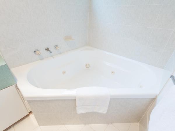 BIG4 Melbourne Holiday Park : photo 7 de la chambre one bedroom spa cottage (2 berth)