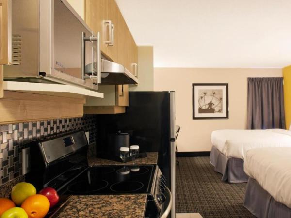 Canadas Best Value Inn Toronto : photo 2 de la chambre hébergement avec 2 lits queen-size et kitchenette - non-fumeurs