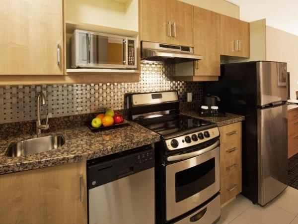 Canadas Best Value Inn Toronto : photo 3 de la chambre hébergement avec 2 lits queen-size et kitchenette - non-fumeurs