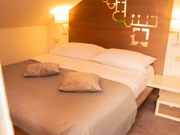 Slavija Culture Heritage Hotel : photo 10 de la chambre chambre lit queen-size avec balcon