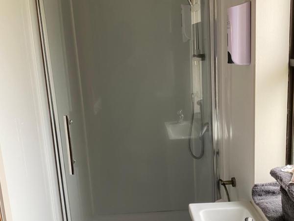 Rotorua Thermal Holiday Park : photo 6 de la chambre chalet en rondin avec salle de bains privative et kitchenette