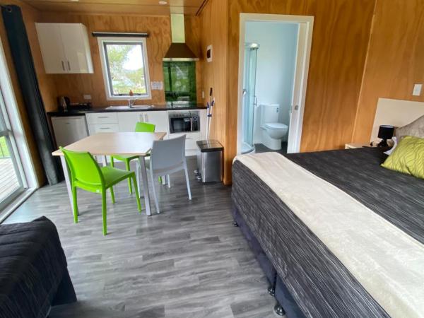 Rotorua Thermal Holiday Park : photo 3 de la chambre chambre triple avec salle de bains privative