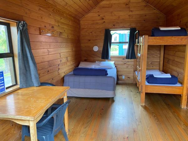 Rotorua Thermal Holiday Park : photo 2 de la chambre chalet en rondins standard avec salle de bains commune