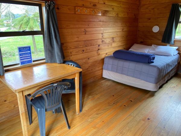 Rotorua Thermal Holiday Park : photo 3 de la chambre chalet en rondins standard avec salle de bains commune