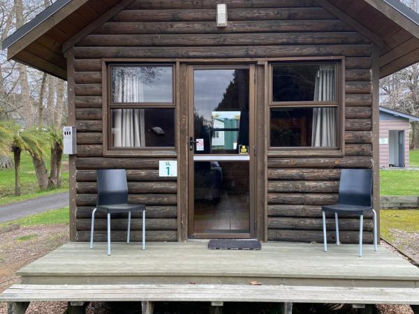 Rotorua Thermal Holiday Park : photo 4 de la chambre chalet en rondins standard avec salle de bains commune