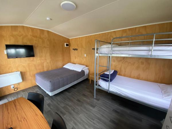 Rotorua Thermal Holiday Park : photo 3 de la chambre chalet avec cuisine