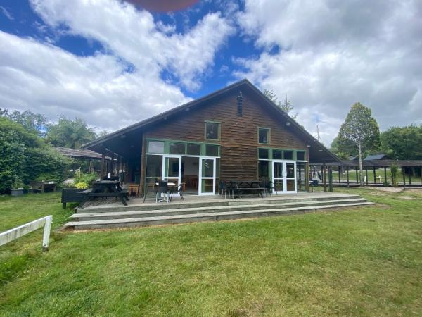 Rotorua Thermal Holiday Park : photo 4 de la chambre chalet avec cuisine