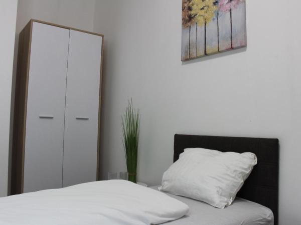 WOW City Hostel : photo 9 de la chambre chambre lits jumeaux avec salle de bains privative