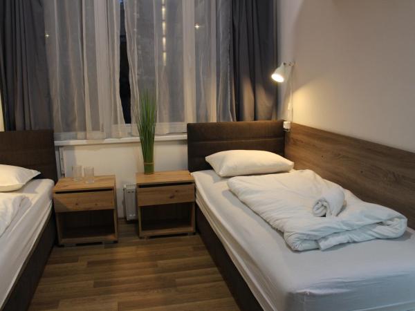 WOW City Hostel : photo 7 de la chambre chambre lits jumeaux avec salle de bains privative