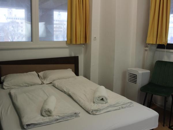 WOW City Hostel : photo 3 de la chambre chambre double avec salle de bains commune