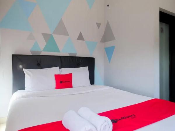 RedDoorz near Sindu Kusuma Edupark 3 : photo 3 de la chambre chambre double supérieure