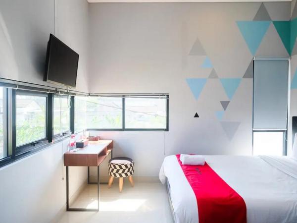 RedDoorz near Sindu Kusuma Edupark 3 : photo 8 de la chambre chambre double supérieure